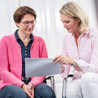 Ärztin erläutert die Diagnose