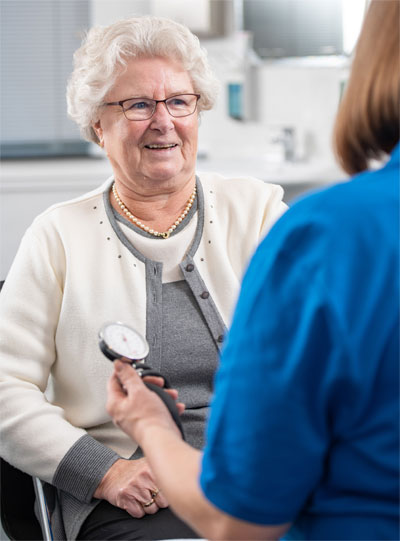 Blutdruck messen bei Seniorin