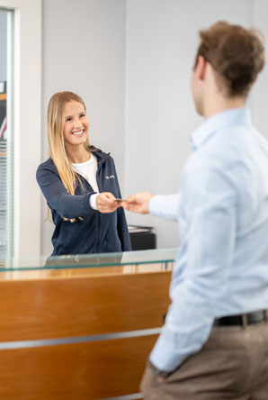 Junger Mann - Praxis Anmeldung